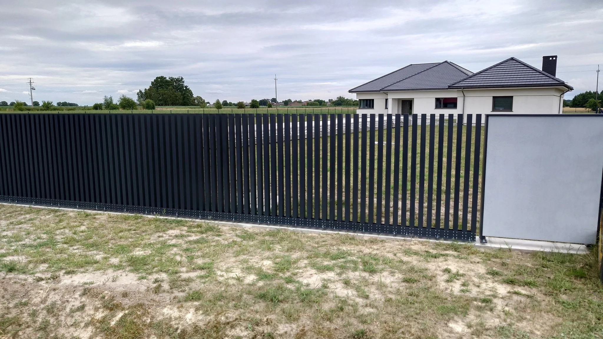 Realizacja Euro Fences: Blacha pełna + Comb Standard – Kluczbork 07.2025 - Kluczbork (zdjęcie 4)