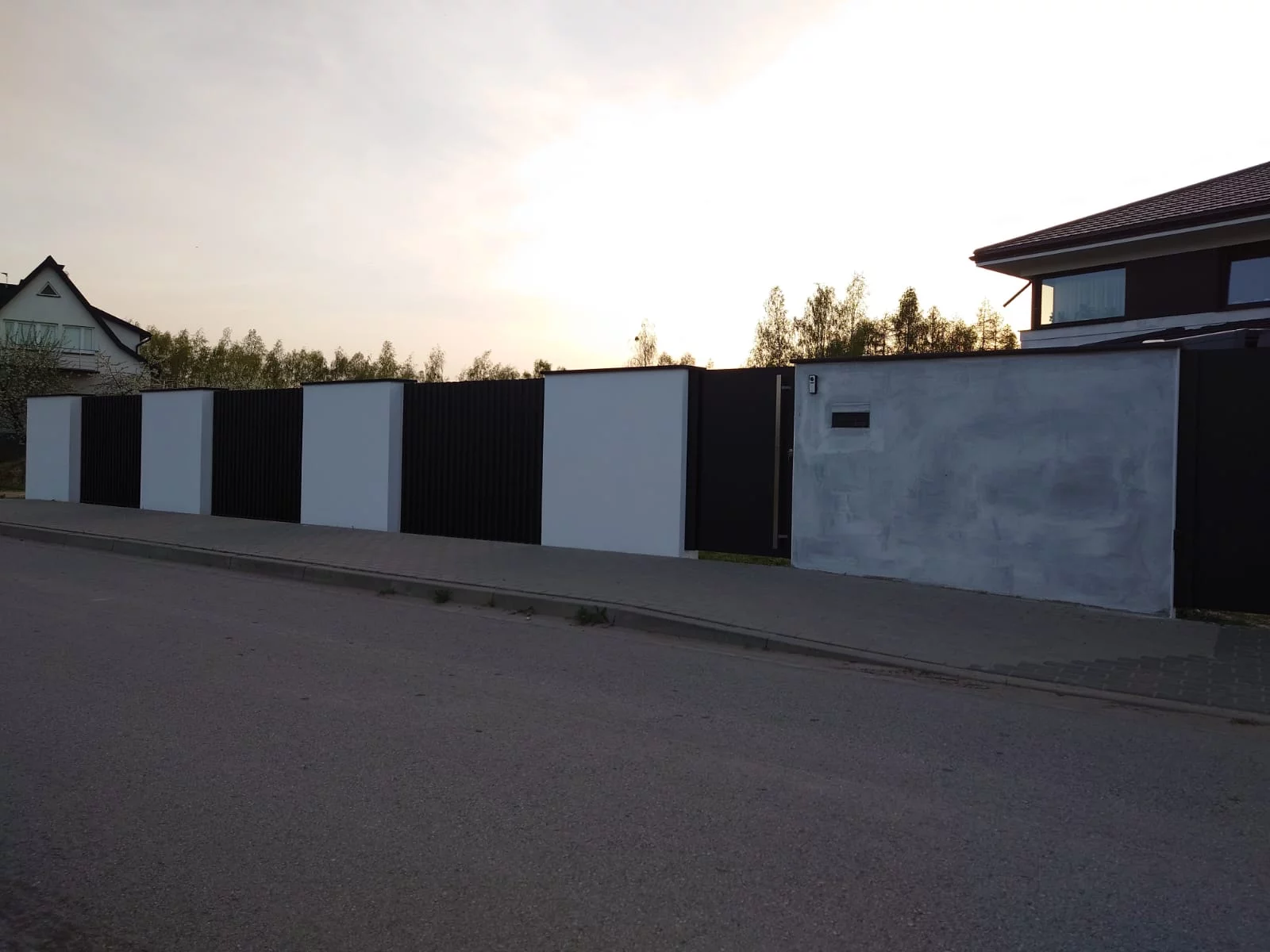 Realizacja Euro Fences: Blacha pełna + Comb Standard – Warszawa 04.2025 - Warszawa (zdjęcie 2)