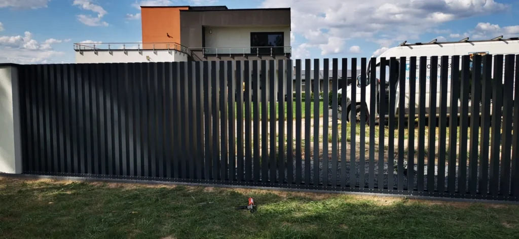 Realizacja Euro Fences: Comb Standard & Pełna Blacha – Lublin 06.2024 - Lublin (zdjęcie 3)