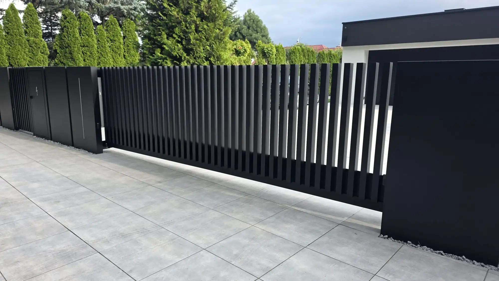 Realizacja Euro Fences: Brama aluminiowa – Rzeszów 07.2025 - Rzeszów (zdjęcie 4)