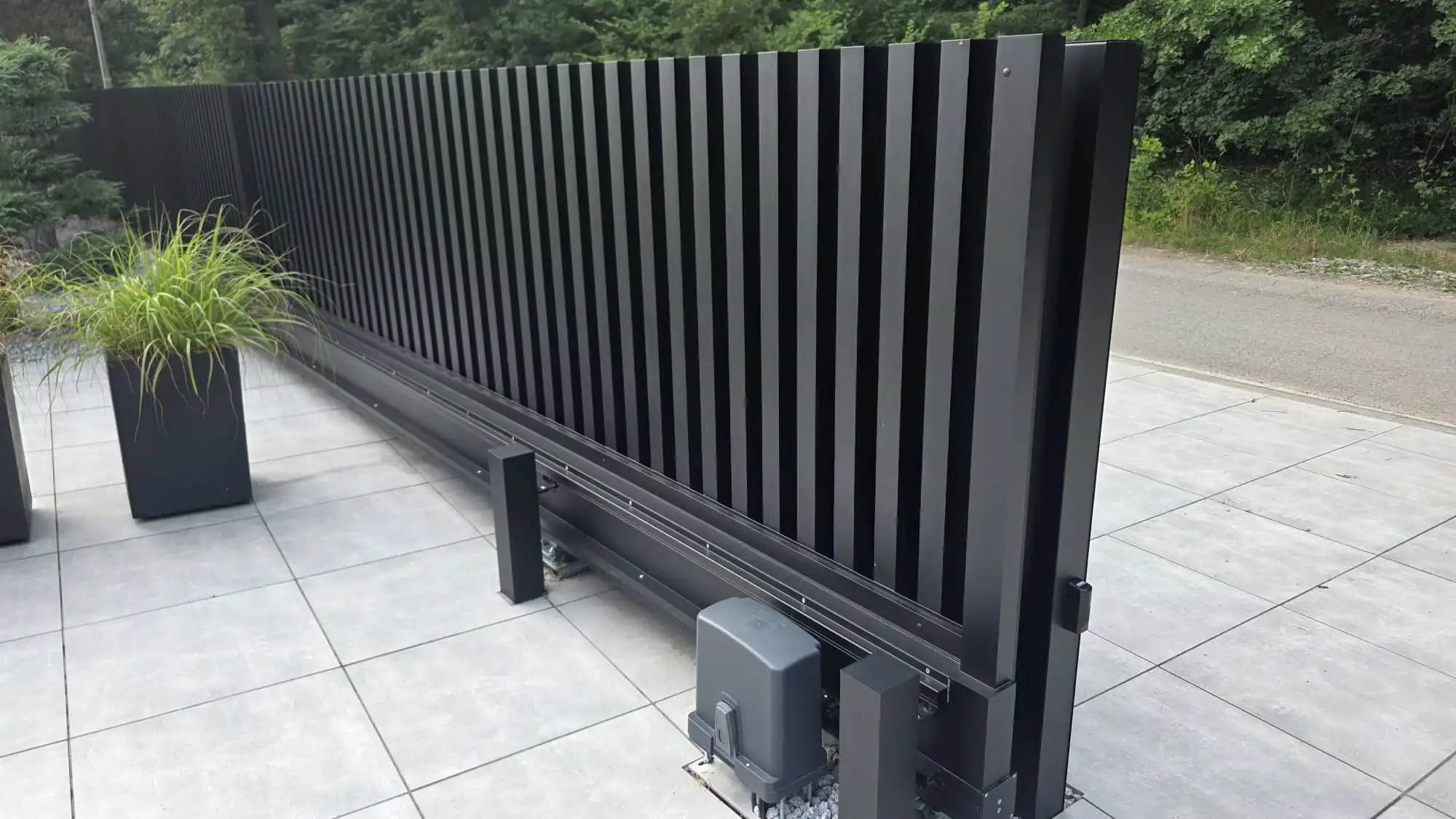Realizacja Euro Fences: Brama aluminiowa – Rzeszów 07.2025 - Rzeszów (zdjęcie 5)