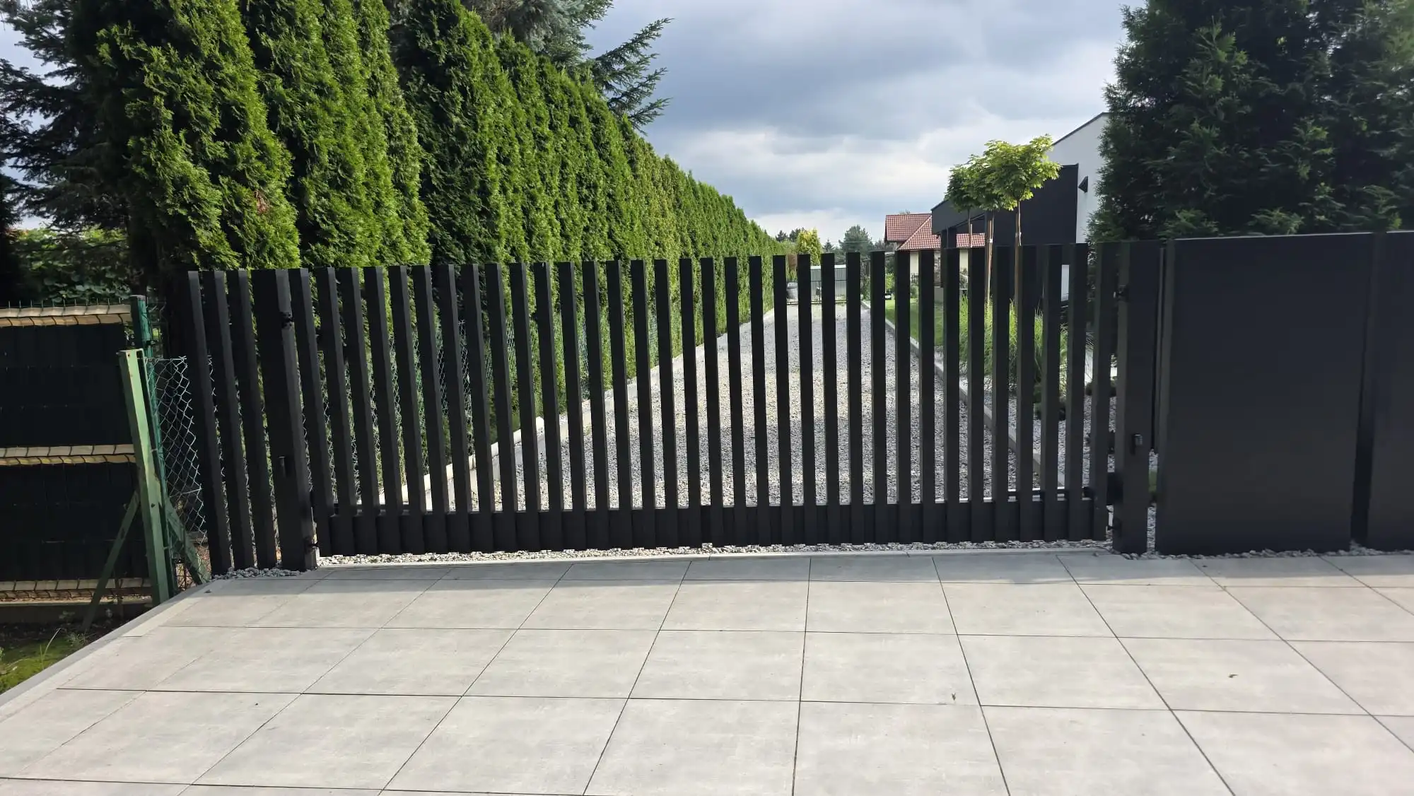 Realizacja Euro Fences: Brama aluminiowa – Rzeszów 07.2025 - Rzeszów (zdjęcie 6)