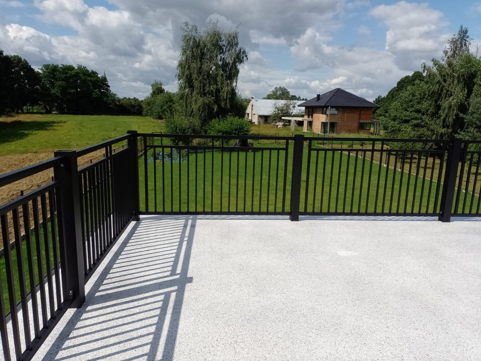 balustrada z aluminium, balkon, widok z góry