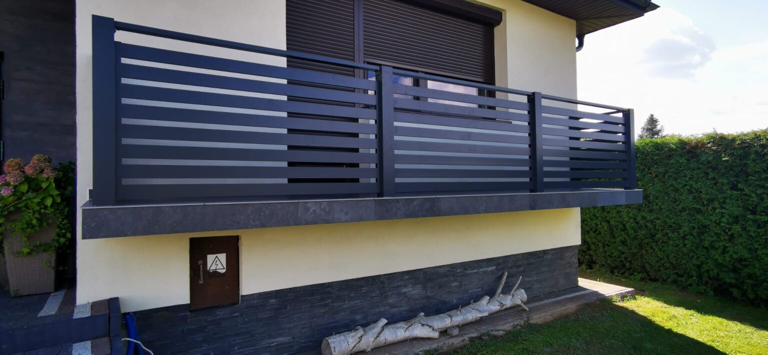 aluminiowa balustrada balkonowa nu, widok z przodu, umieszczona na budynku