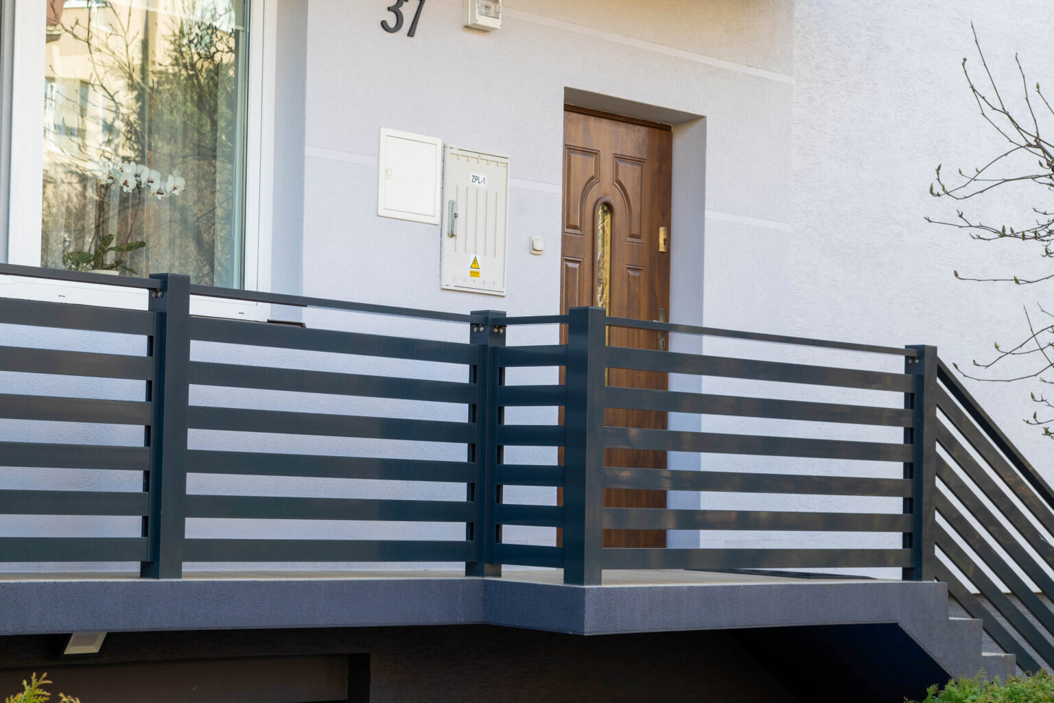 balustrada balkonowa z aluminium nu, budynek z drzwami wejściowymi