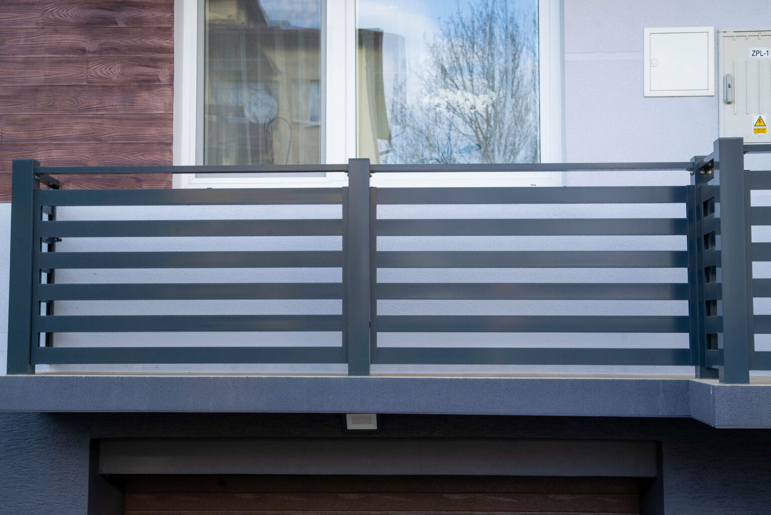 balustrada balkonowa z aluminium, w tle odcinki