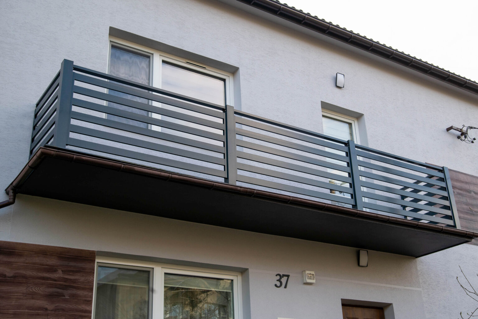 balustrada balkonowa z aluminium, kremowy budynek