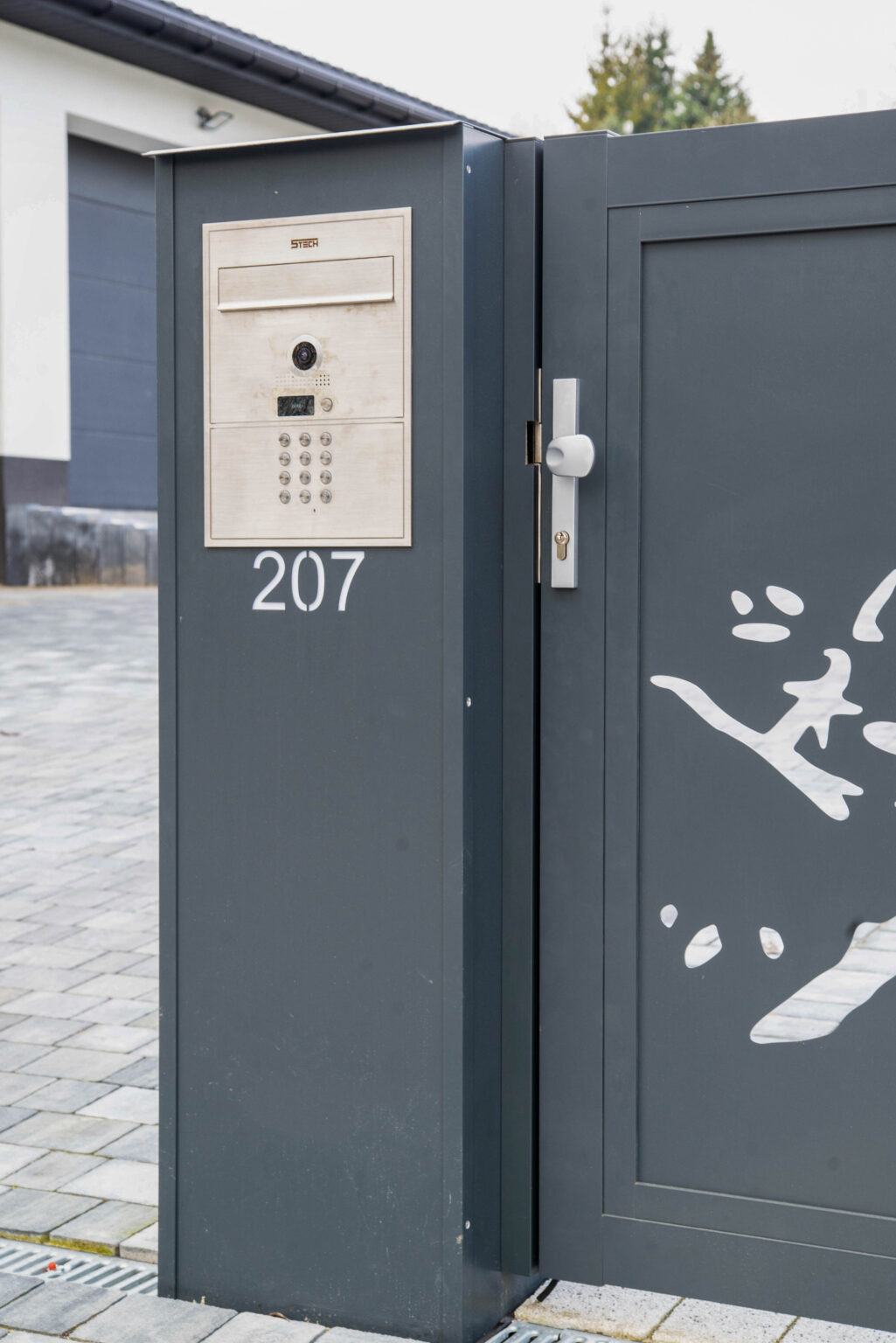 słupek multimedialny pocztowy z aluminium w kolorze ral 7016