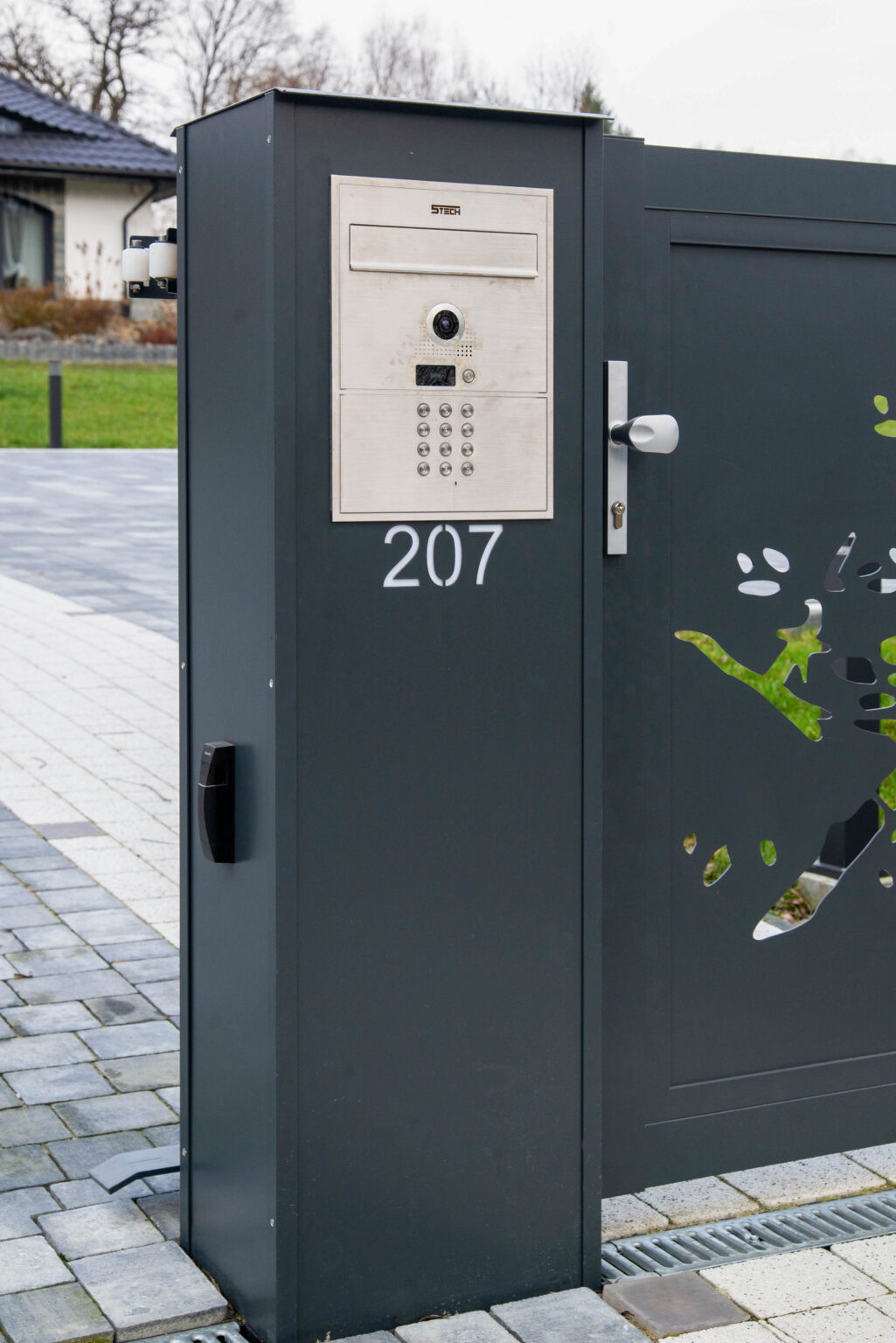 mutimedialny słupek pocztowy w kolorze ral 7016