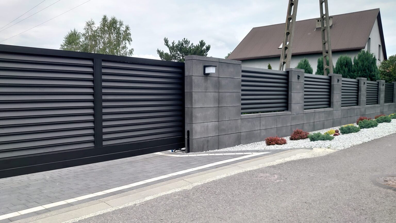 przęsła ogrodzenia louvre, widok na bramę, na drugim planie drzewa i budynek