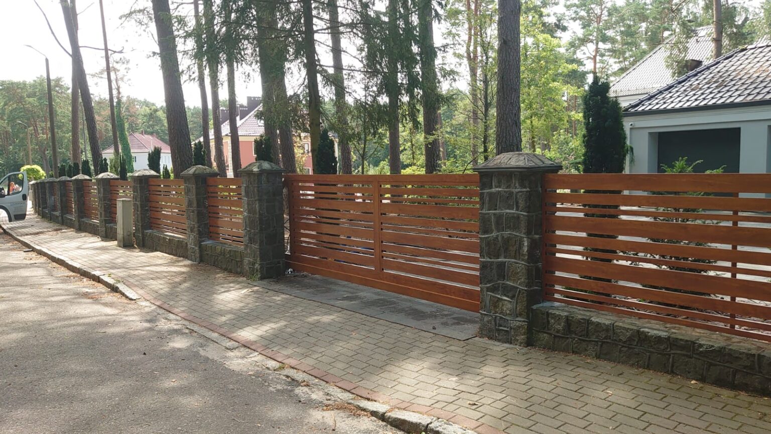 ogrodzenie aluminiowe Friz Termodruk, w tle drzewa