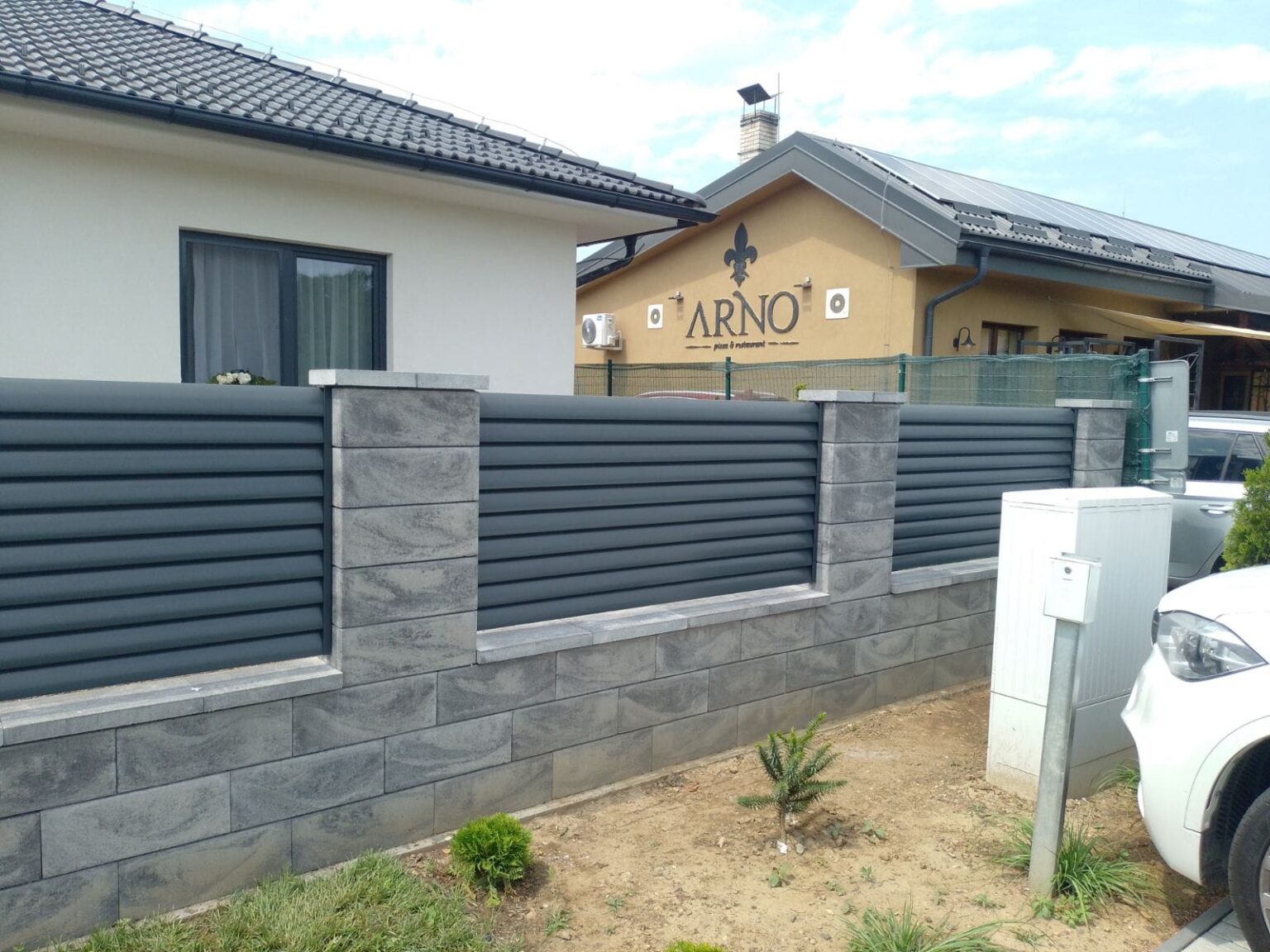 przęsła aluminiowe oval, w tle budynki