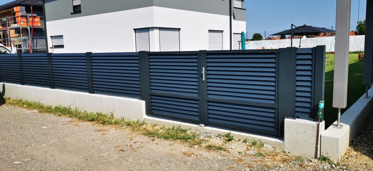 brama aluminiowa żaluzjowa Louvre, biały budynek w tle