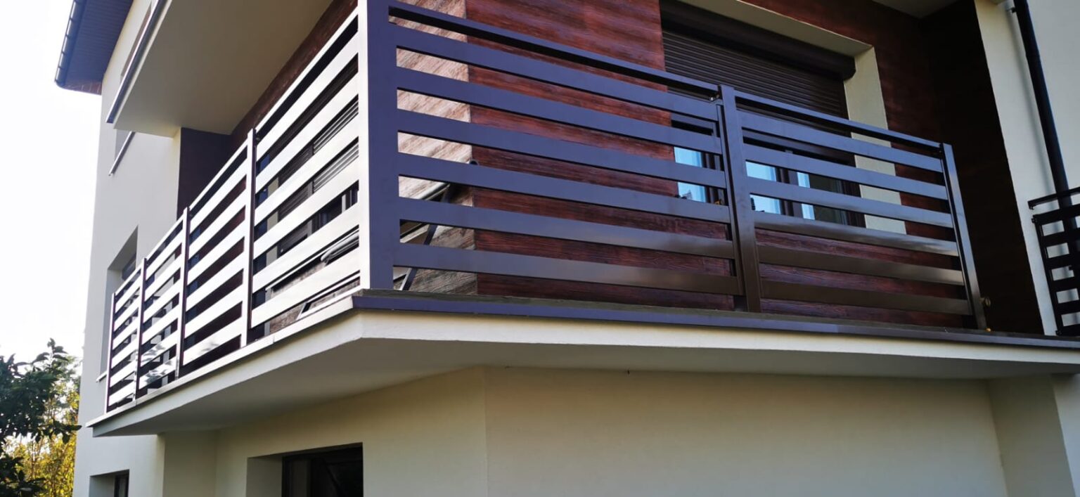balustrada z aluminium na balkon, w tle elewacja budynku mieszkalnego