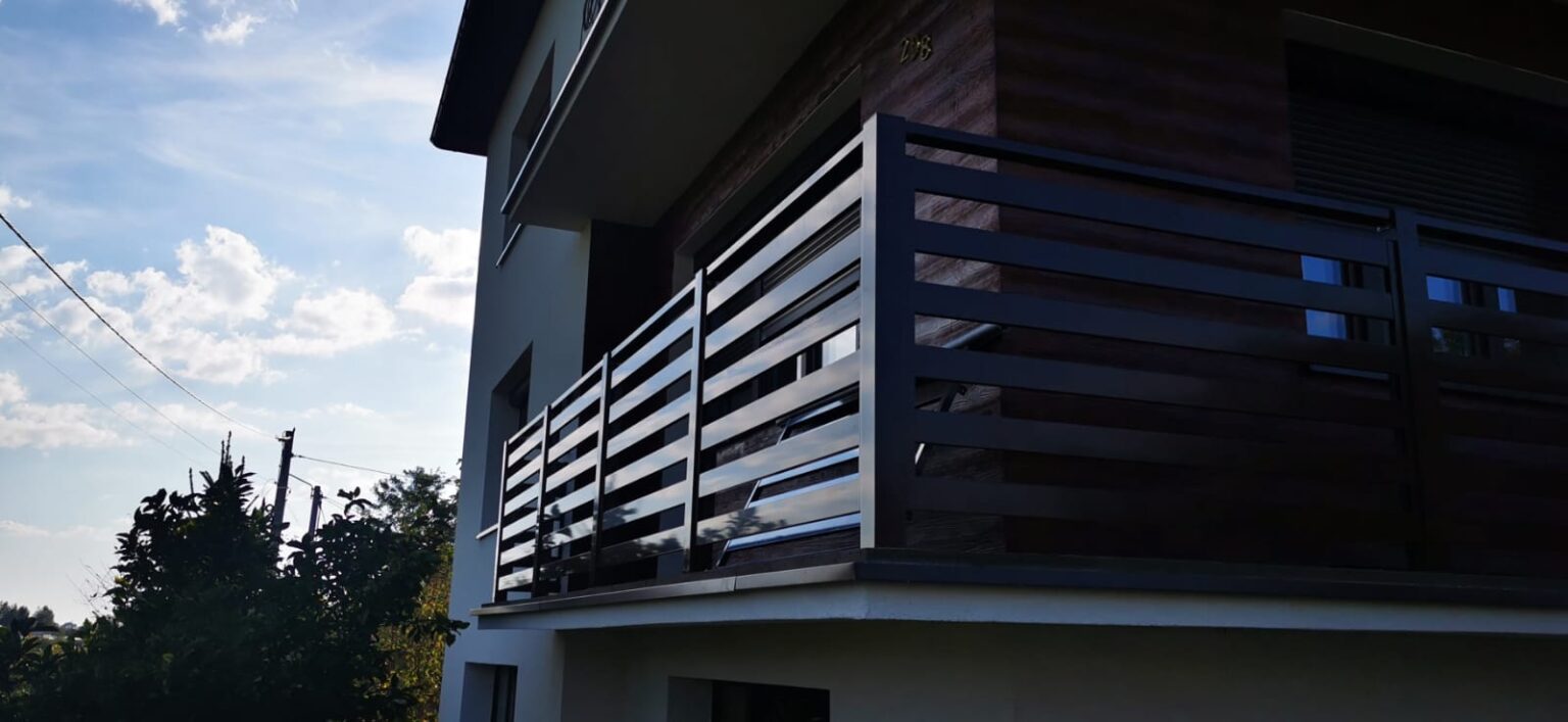 balustrada balkonowa w kolorze brązu z aluminium, w tle elewacja budynku