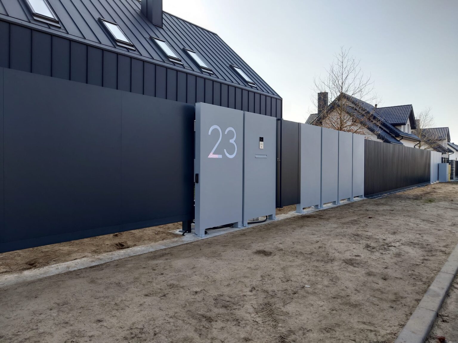 ogrodzenie-aluminiowe-z-pelnej-blachy-euro-fences-lodz