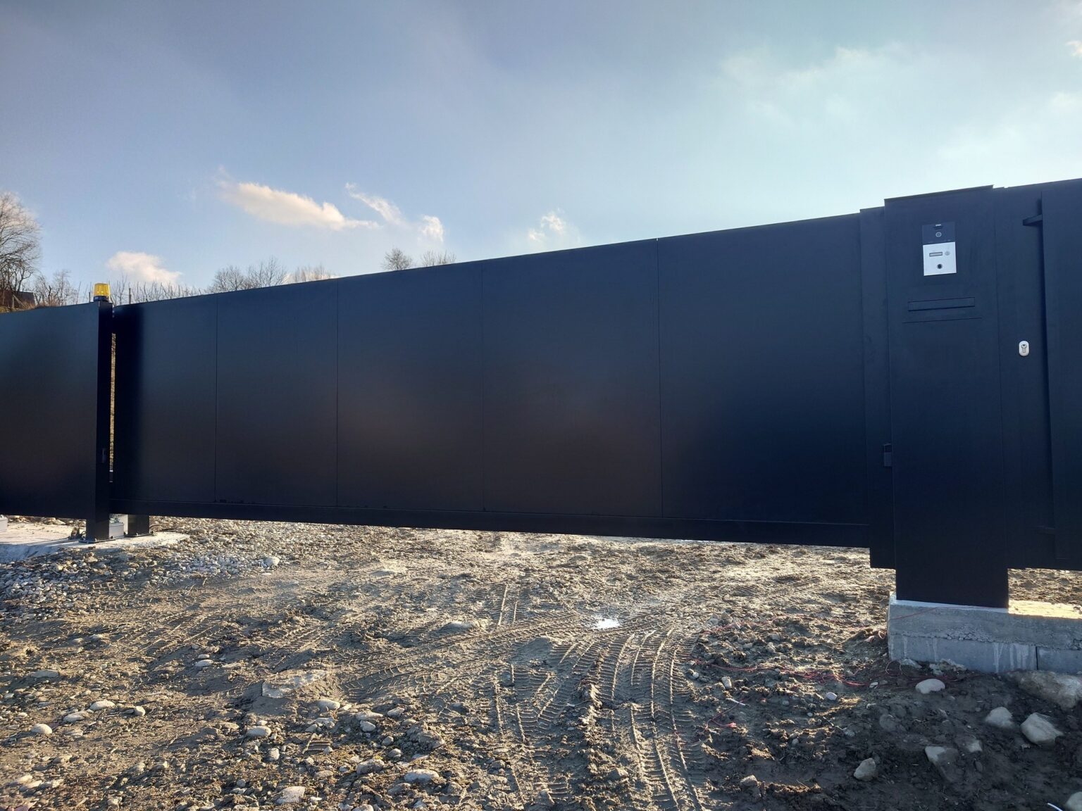 brama-aluminiowa-pelna-blacha-comb-euro-fences-ogrodzenia-lukowica